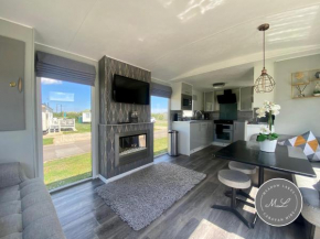 Meadow Lakes 22 - Golden Palm, pet friendly, WiFi, bed linen - Meadow Lakes Caravan & Lodge Hire